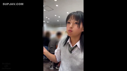 坐姿 · 平静 · 面部特写 · 车内 · 注视镜头 · 安全带 · 西装外套 · 职业女性