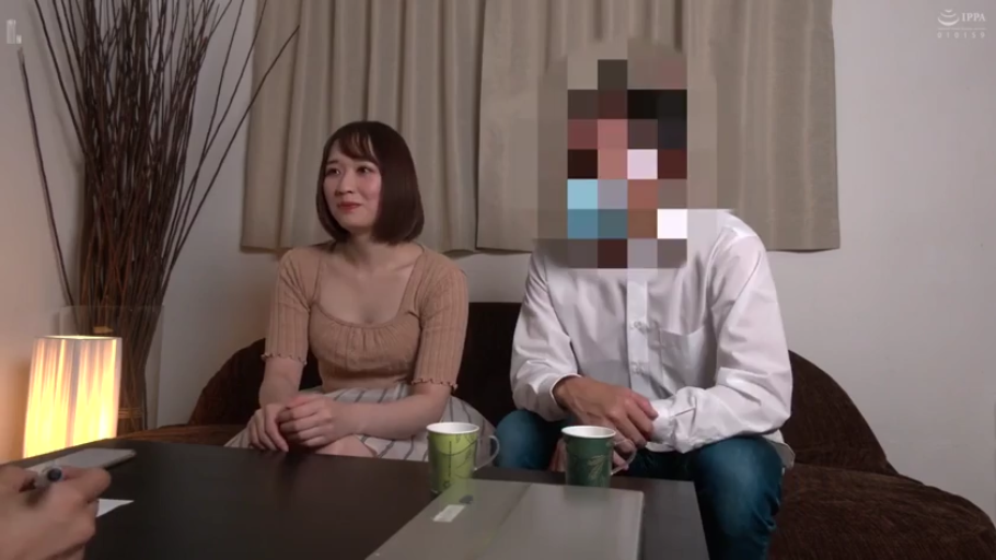 客厅 · 坐姿 · 交谈 · 中景 · 针织上衣