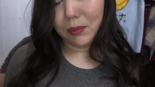 室内 · 面部 · 低头 · 近景 · 平淡 · 灰色T恤 · 静止