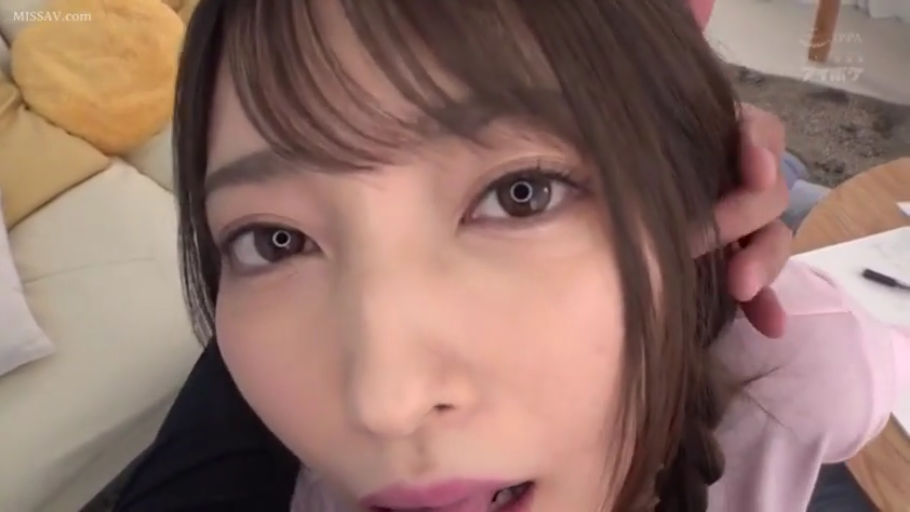 リビング · 顔のクローズアップ · 期待 · 长发 · ピンクの上着 · 撫でられる · 仰视注视