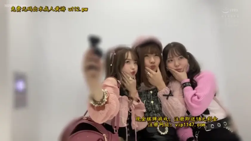 室內 · 中景 · 自拍 · 托腮 · 背包 · 三人 · 卖萌 · 粉色时尚上衣