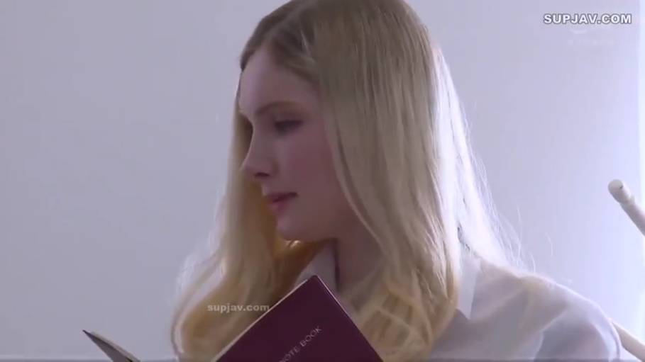 室内 · 坐姿 · 平静 · 白衬衫 · 面部特写 · 长发 · 阅读 · 笔记本