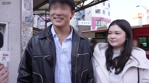 站立 · 微笑 · 半身 · 接受采访 · 麦克风 · 街头 · 素人街拍 · 皮衣外套