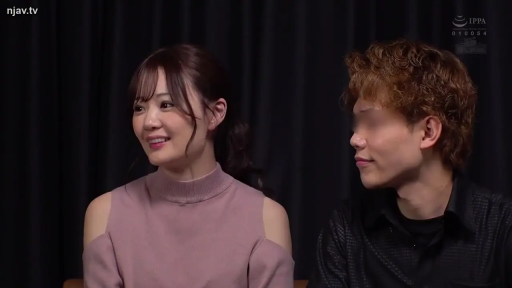 坐姿 · 微笑 · 面部特写 · 粉色无袖上衣 · 录影棚 · 访谈对话 · 黑色背景幕 · 成人视频封面