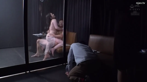 室内 · 坐姿 · 性行为 · 陶醉 · 否 · 偷窥 · 玻璃墙 · 透明服饰