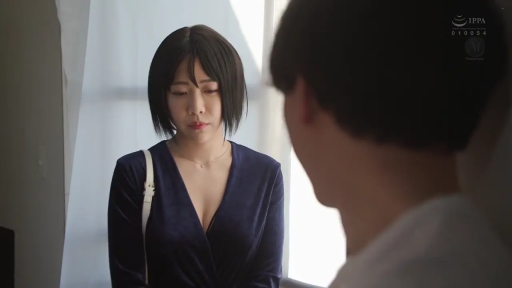 忧郁 · 站立 · 半身 · 对视 · 短发 · 窗边 · 单肩包 · 蓝色V领衫