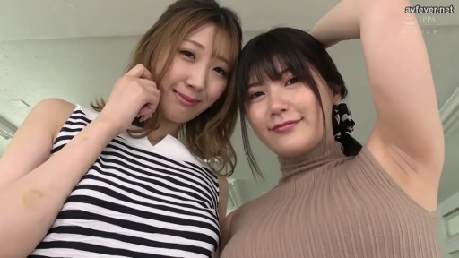 室内 · 展示 · 微笑 · 近景 · 腋下 · 无袖背心 · 俯视站立