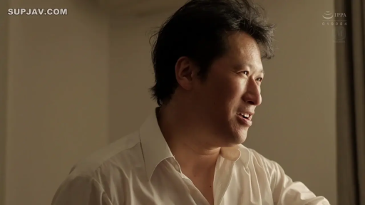 室内 · 严肃 · 脸部特写 · 白色衬衫 · 交流 · 侧姿 · 单人男性