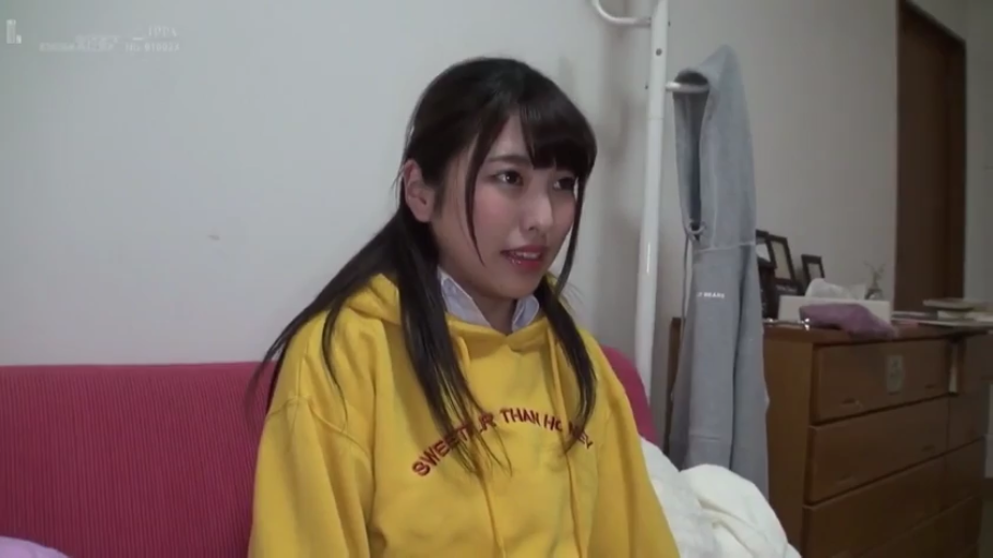 委屈 · 站姿 · 室外 · 公园 · 头部特写 · 棕色大衣 · 撩头发