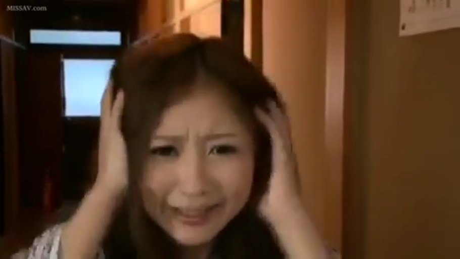 坐姿 · 口腔特写 · 更衣室 · 口交 · 沉醉 · 酒瓶 · 多男一女 · 绿色微型比基尼