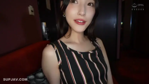 室内 · 坐姿 · 面部 · 愉悦 · 微笑 · 耳环 · 高清 · 条纹背心