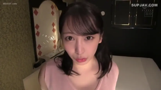 俯身 · 卧室 · 床 · 面部特写 · 注视镜头 · POV · 粉色无袖上衣 · 微嗔