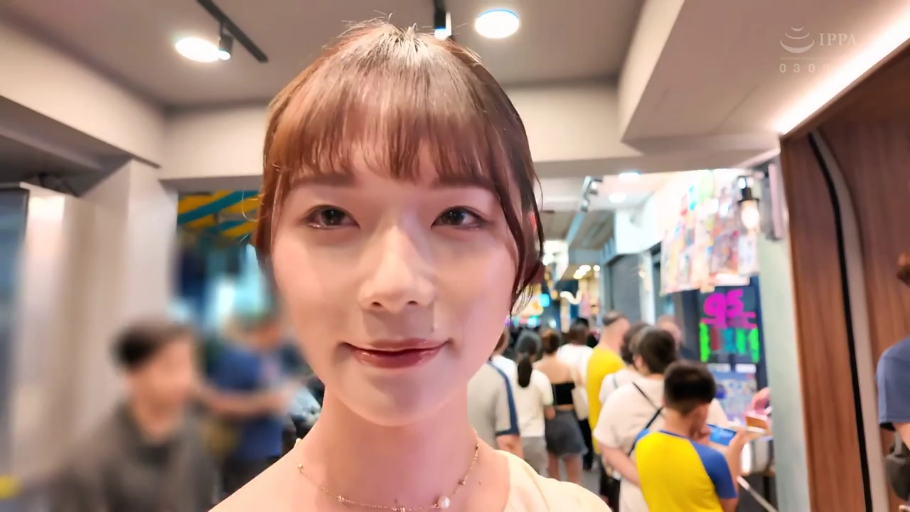 室内 · 站立 · 微笑 · 面部特写 · 注视镜头 · 高清 · 浅色上衣