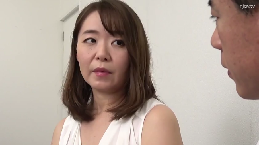 室内 · 真剣 · 顔 · 正坐 · 对视 · 熟女 · 白色无袖