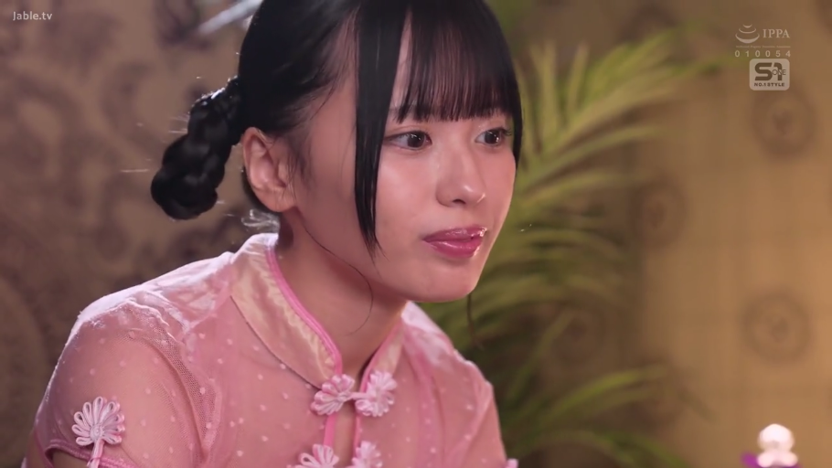 室内 · 坐姿 · 羞涩 · 盆栽 · 凝视 · 头部特写 · 黑发 · 粉色旗袍