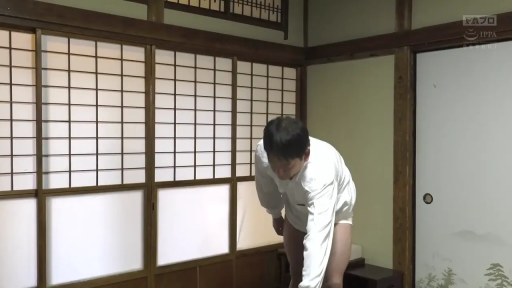 全身 · 站立 · 平静 · 白色上衣 · 纸巾盒 · 事后场景 · 日式房间 · 穿裤子