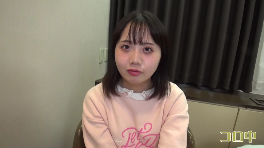 Indoor · Sitting Posture · Close-up of the face · Facing the camera · bland · 粉色卫衣 · Medium-short hair