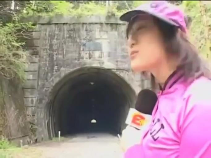 坐姿 · 白袜 · 专注 · 卧室 · 床上 · 生殖器 · 手淫 · 瓶装液体