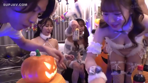 腰を曲げる · バニーガール衣装 · 开心 · 複数人シーン · 室内派对 · 聚会庆祝 · 南瓜灯