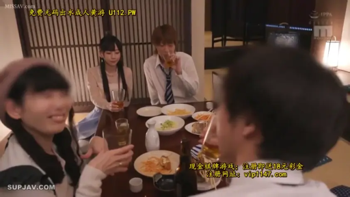 坐姿 · 教室 · 黑板 · 平淡 · 校园题材 · 半身像 · 日系校服 · 课堂学习