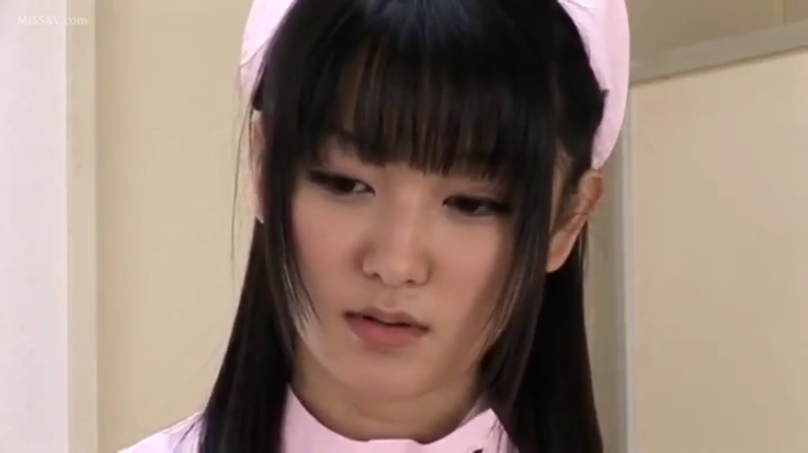 室内 · 真剣 · 顔部のクローズアップ · 注視 · 粉色护士服 · 正面