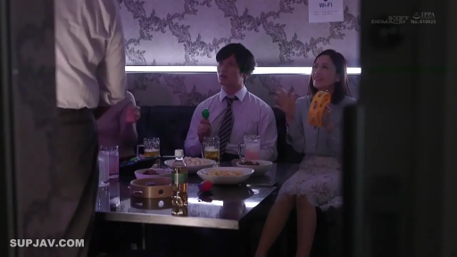 坐姿 · 全景 · 多人 · 职场衬衫 · 喜悦 · KTV包厢 · 铃鼓 · 喝酒聚会