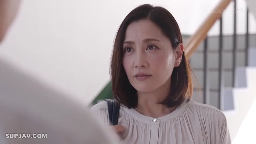 嚴肅 · 站立 · 楼梯间 · 面部特寫 · 对视 · 熟女 · 單肩包 · 褶皱衬衫