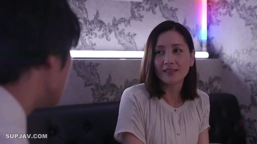 室内 · 座り姿勢 · 会話 · 中景 · ソファ · 微笑 · 熟女 · 浅色衬衫