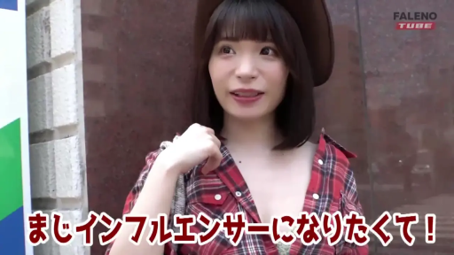 站立 · 微笑 · 半身 · 屋外 · 说话 · 日文字幕 · 红格子衬衫 · 牛仔帽