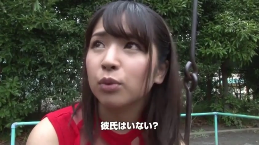 坐姿 · 自然 · 面部特写 · 室外 · 无袖上衣 · 公园 · 说话 · 秋千