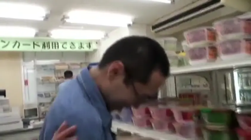 站立 · 平静 · 面部特写 · 便利店 · 视频截图 · 纸杯 · 蓝色工装 · 饮食