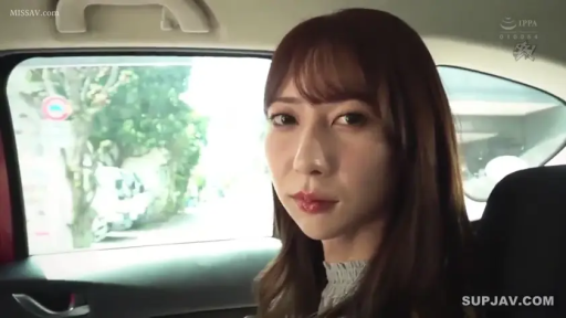 Sitting Posture · Casual wear · Gaze · 特写 · Stare · 车内 · 汽车 · 日间