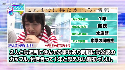 室内 · 坐姿 · 羞涩 · 面部特写 · 条纹衫 · 低头思索 · 信息看板 · 街头采访风