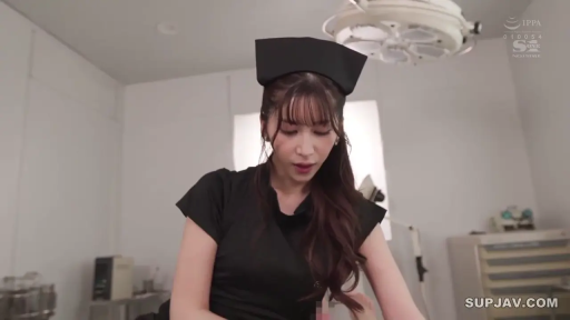 专注 · 角色扮演 · 站姿 · 半身 · 俯视 · 手术室 · 手术灯 · 黑色护士服