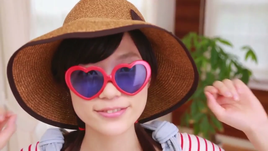 室内 · 脸部特写 · 条纹衫 · 抬手