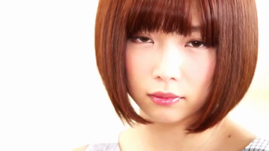 室内 · 脸部特写 · 迷离 · 凝视 · 短发 · 正面 · 无袖衫