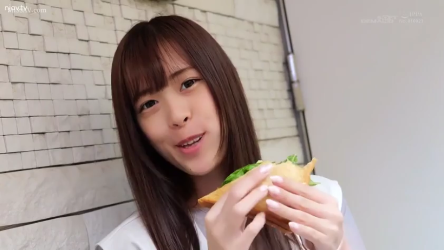 室内 · 脸部特写 · 微笑 · 白色上衣 · 长发 · 进食 · 正面 · 三明治