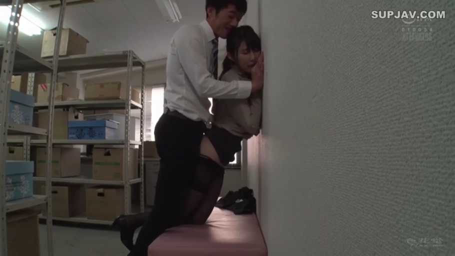 全身 · 卧室 · 痛苦 · 仰卧抬腿 · 被褥 · 强制感 · 白衣蓝裙 · 掰弄双腿