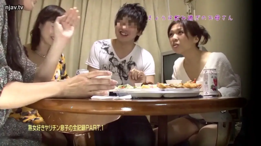 坐姿 · 全景 · 微笑 · 客厅 · 休闲服 · 聚会喝酒