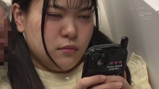 室内 · 集中 · 双马尾 · スマートフォン · 顔の極端なクローズアップ · カジュアルシャツ · 使用手机 · 低头姿