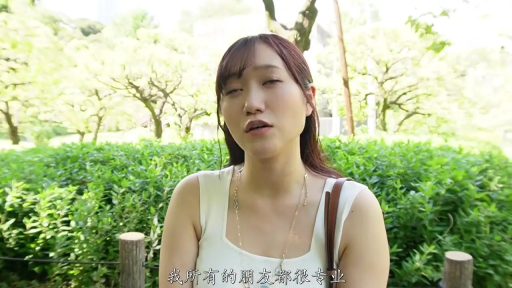 面部 · 字幕 · 站姿 · 自然 · 背心 · 户外 · 采访