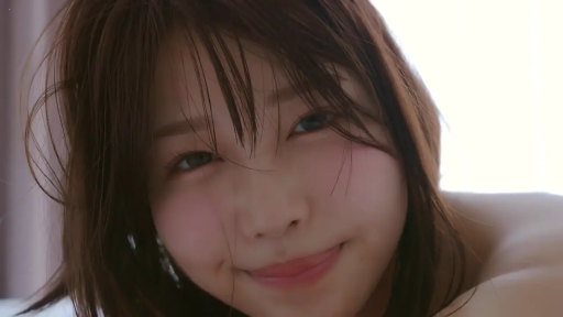 全裸 · 卧室 · 微笑 · 面部特写 · 对视 · 清纯 · 卧姿