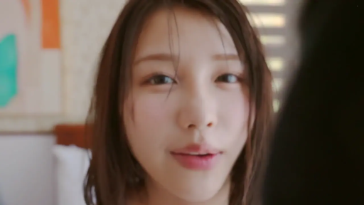 室内 · 脸部特写 · 注视 · 温柔 · 正对镜头 · 浅景深 · 肩颈裸露