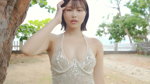 站姿 · 半身 · 妩媚 · 户外 · 树木 · 写真 · 撩发 · 亮片吊带裙