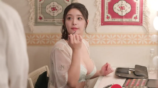 坐姿 · 专注 · 特写 · 诱惑 · 梳妆台 · 化妆 · 化妆刷 · 蕾丝内衣罩衫