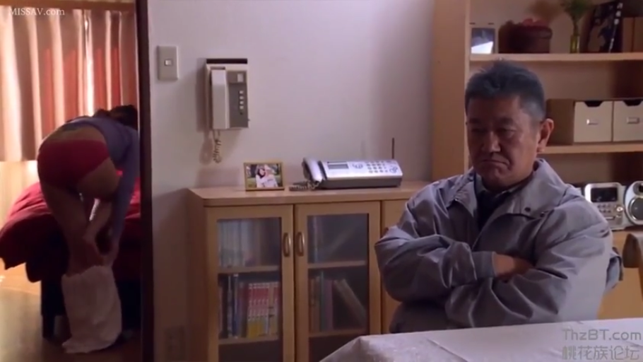 室內 · 嚴肅 · 彎腰 · 熟女 · 红色内裤 · 电话 · 换衣服