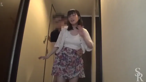 站立 · 自然 · 碎花短裙 · 抱擁 · 室内廊下 · 人脸遮挡