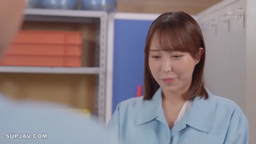 Close-up of the face · Stand · Smile · Gaze · Shelf · Mature woman · 储物间 · 浅蓝色工作服