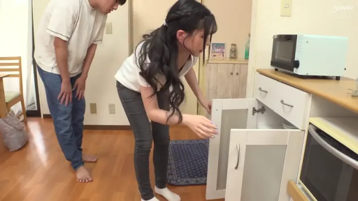 全景 · 弯腰 · 厨房 · 橱柜 · 居家场景 · 寻找物品 · 专注表情 · 白色T恤与深色长裤