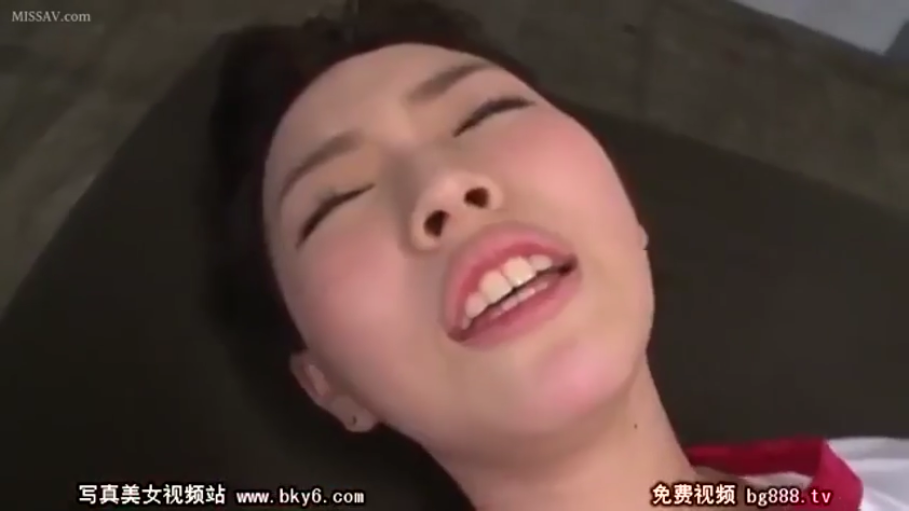 角色扮演 · 全景 · 笼子 · 铁栏杆 · 白色内衣 · 无表情 · 站立姿势 · 束缚行为